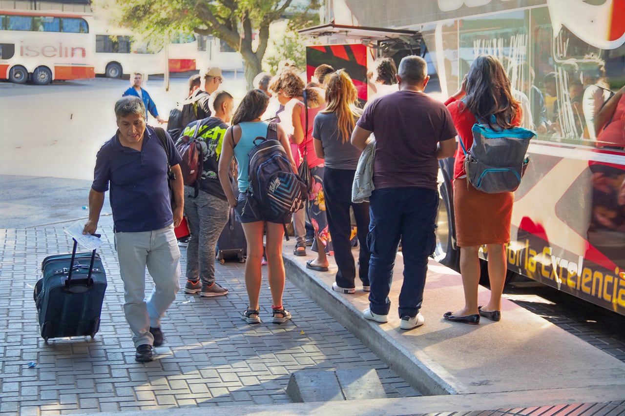 Movimiento de turistas y viajeros en la terminal de ómnibus de Mendoza. Foto: Los Andes