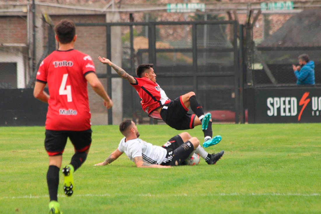 Maipú viene de vencer a Riestra y necesita seguir sumando. 