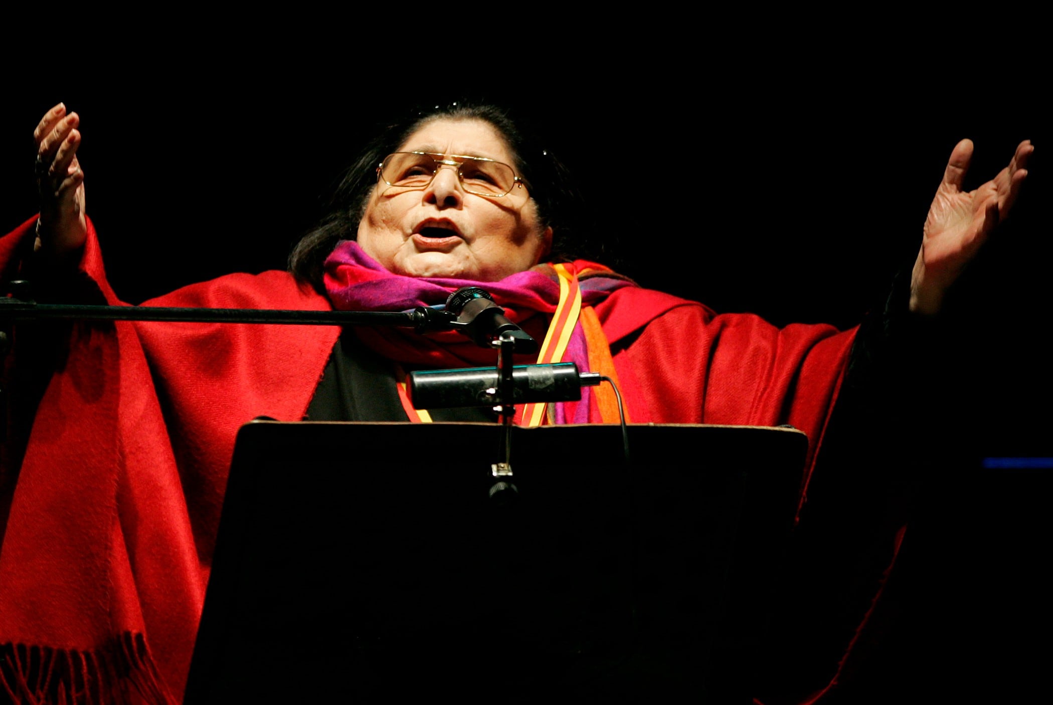 Mercedes Sosa, durante un concierto en Quito en octubre de 2007 y la pose con que quedó inmortalizada en infinitas fotografías. / AP  