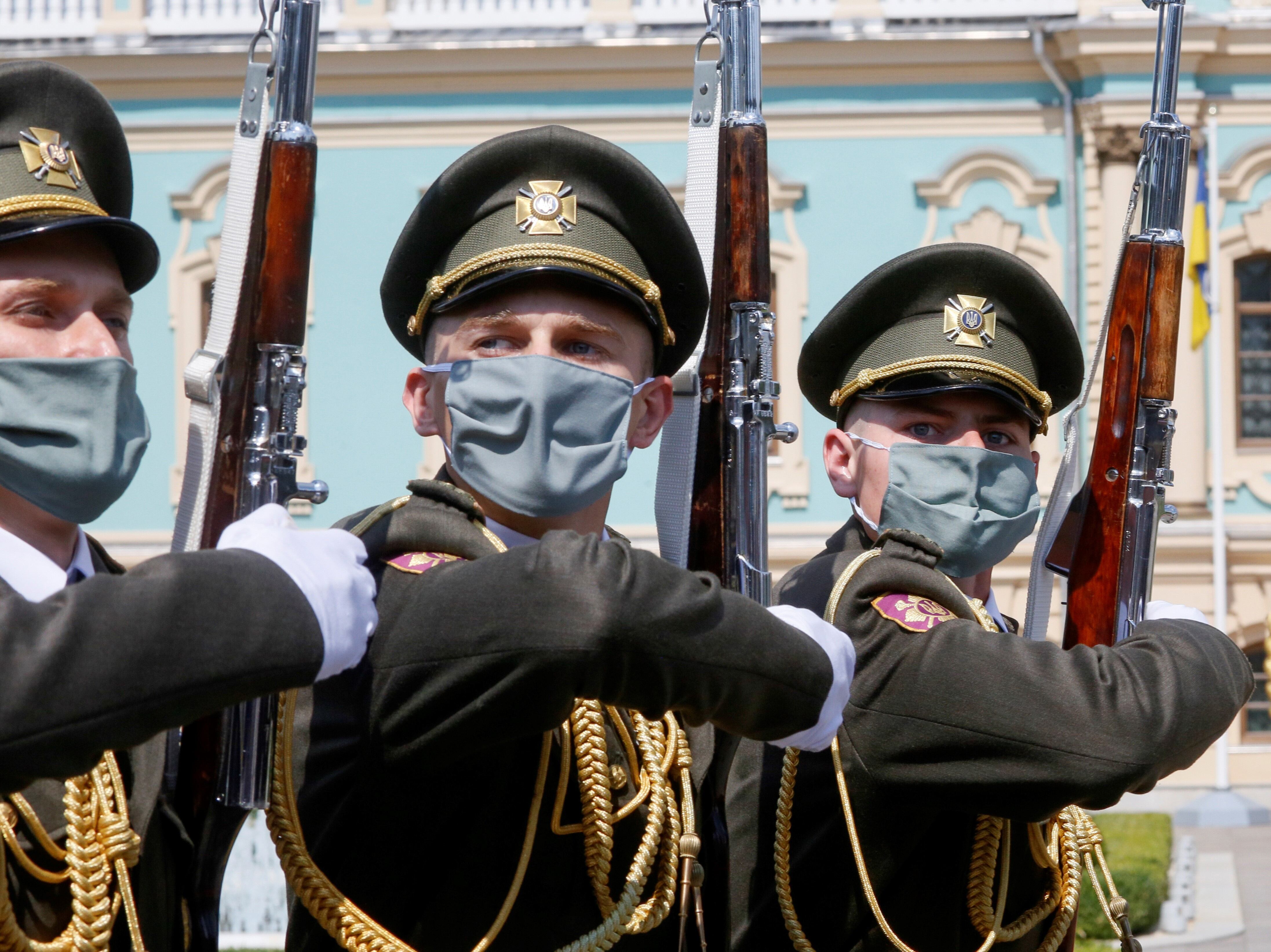 Los soldados de la guardia de honor  marchan durante una ceremonia de bienvenida con motivo de la visita del presidente federal suizo Simonetta Sommaruga en Kiev.