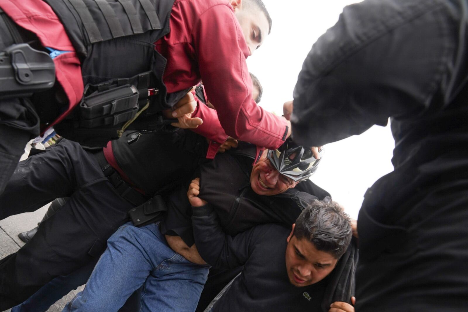 Así evacuaban a Sergio Berni tras el ataque a golpes en la protesta por el crimen del colectivero (Foto: Maxi Failla / Clarín)