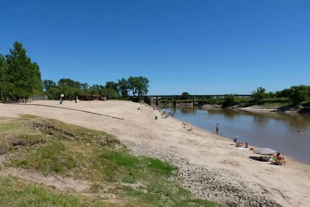 El Hombre se metió al río y desapareció.