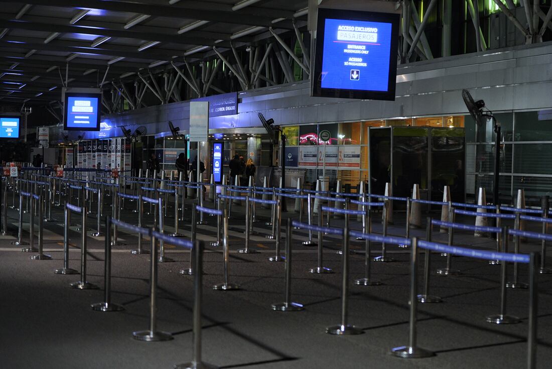 Miles de vuelos cancelados en Nochebuena debido al gran avance de ómicron. 

Aeropuerto de Ezeiza vuelos cancelados
Llegada arribo de pasajeros
Foto Juano Tesone