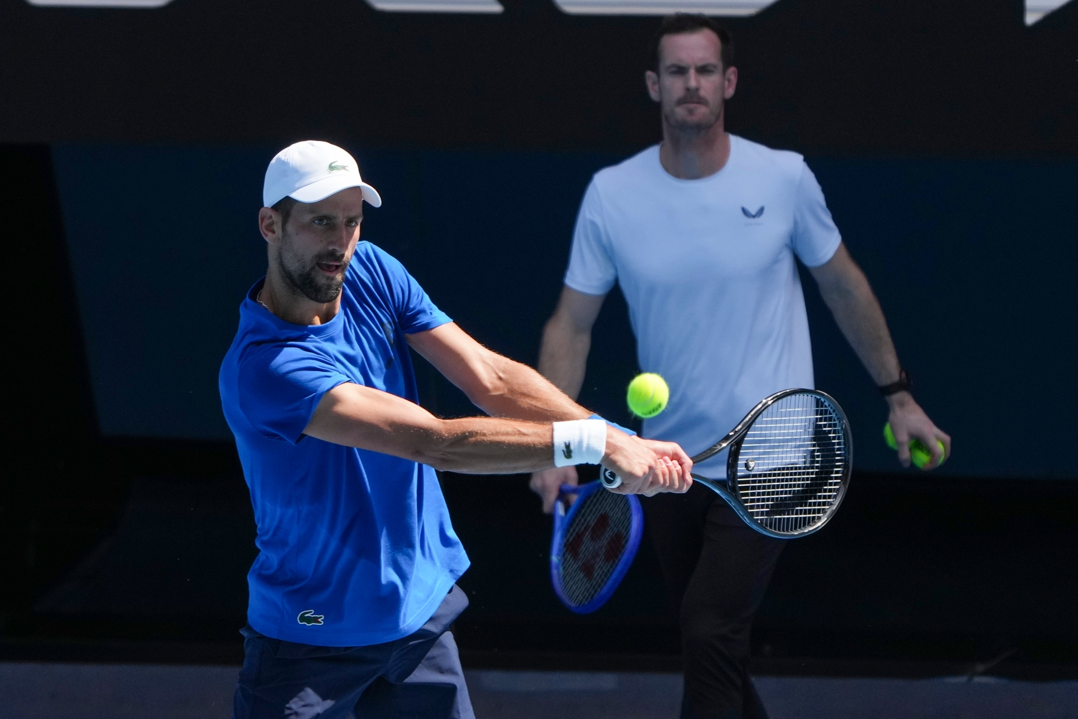 El serbio Novak Djokovic es observado por su entrenador Andy Murray durante una práctica para el Abierto de Australia, el jueves 9 de enero de 2025  (AP Foto/Mark Baker)