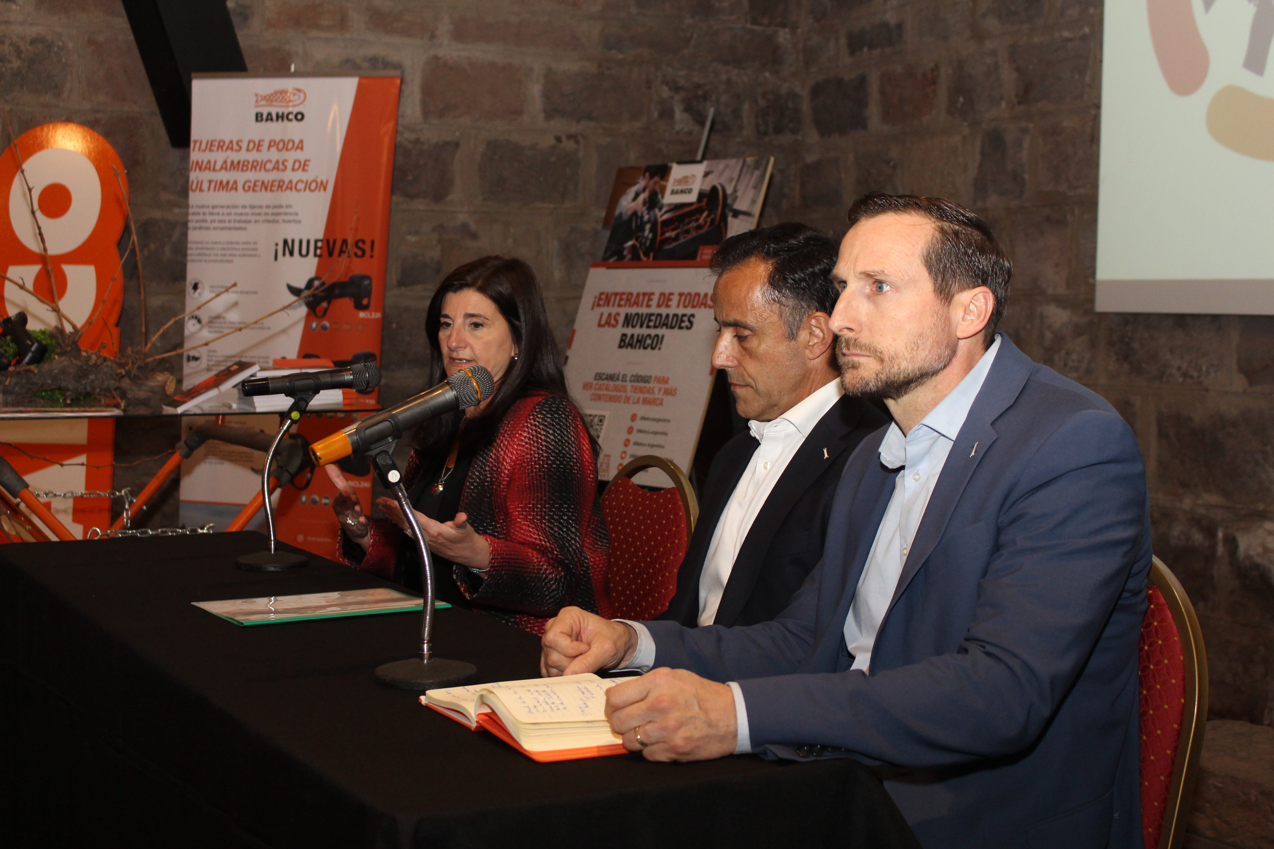 Autoridades y representantes de Bahco durante la presentación del 12° Concurso Sudamericano de Poda Profesional en Vid.