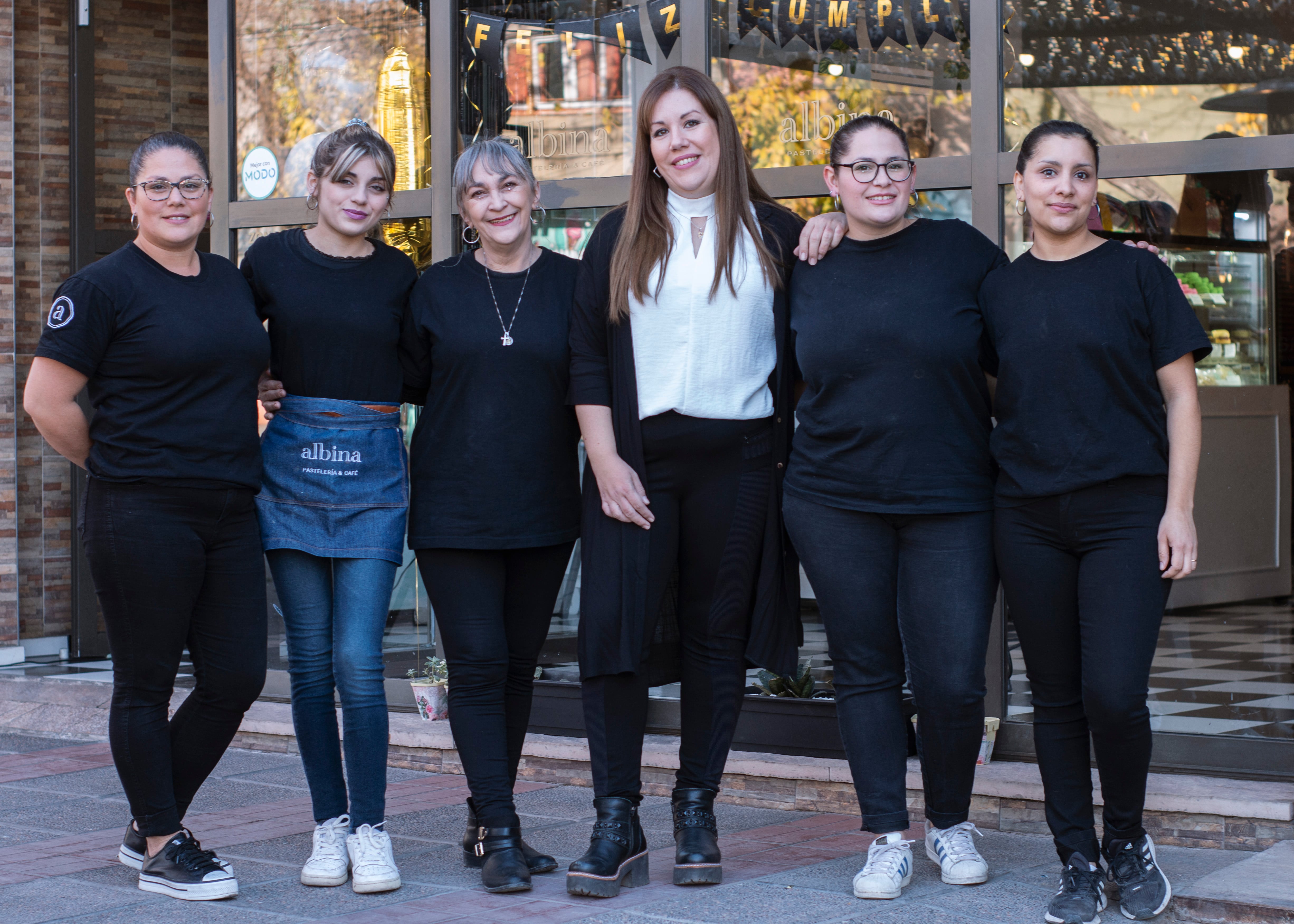 En el medio Paula, dueña de Albina Pastelería junto a su equipo de trabajo. Foto: Diego Calderón. 