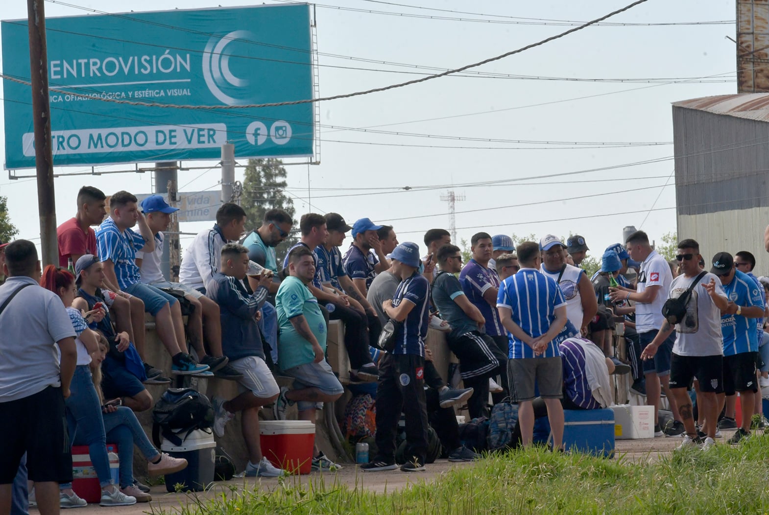 Cientos de hinchas del Club Atlético Godoy Cruz Antonio Tomba sueñan con llegar a la final de la Copa Argentina. /Foto: Orlando Pelichotti