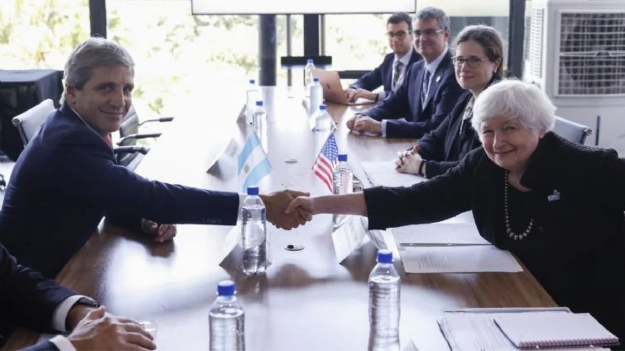 El ministro de Economía, Luis Caputo, estrechando la mano de Janet Yellen, secretaria del Tesoro de Estados Unidos. Foto: EFE