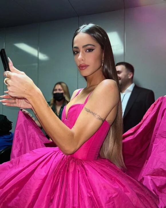 Tini Stoessel con su vestido fucsia