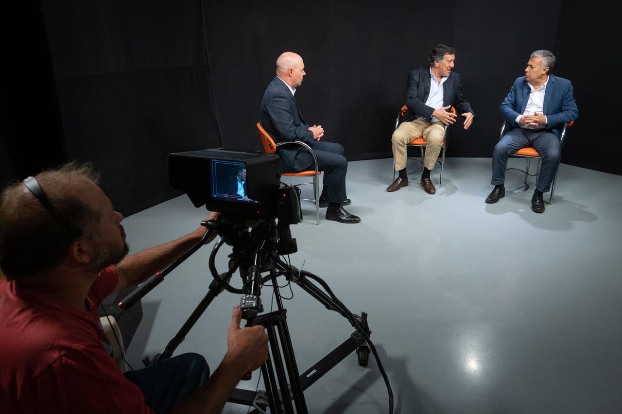 Los ex gobernadores Arturo Lafalla y Alfredo Cornejo debatiendo, moderados por Marcelo Zentil, Prosecretario de Redacción de Diario Los Andes. Foto: Ignacio Blanco / Los Andes 