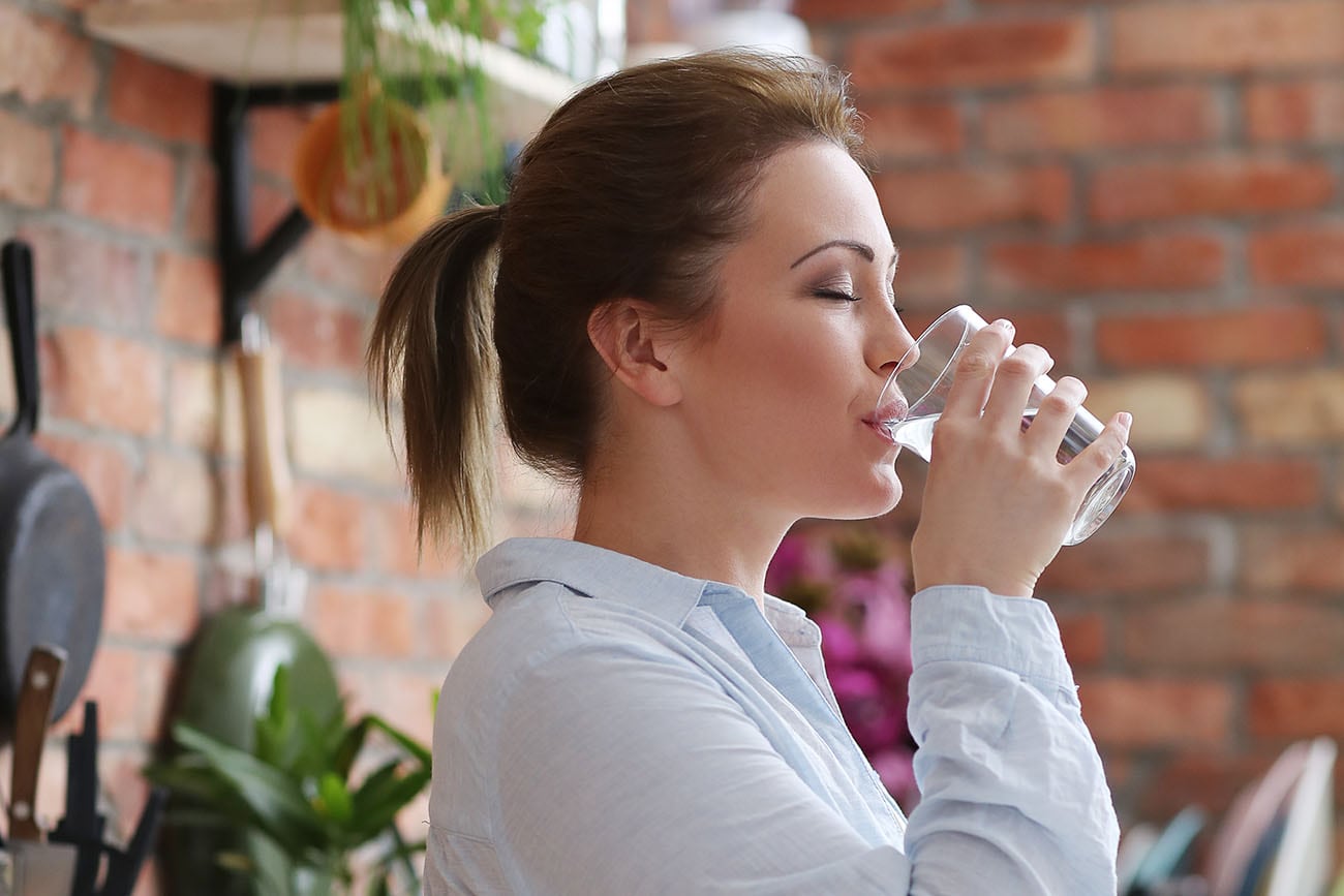 El agua fresca es la versión más óptima, porque facilita la ingesta y nos ayuda a tomar más cantidad para hidratarnos. Freepik.