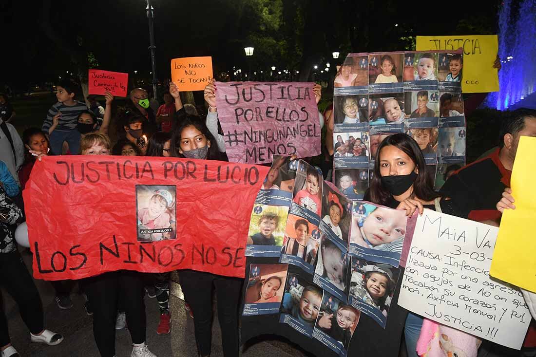 En plaza Independencia de Ciudad, mendocinos se manifestaron la noche de este viernes para pedir justicia por Lucio Dupuy, el niño de 5 años que fue asesinado a golpes en La Pampa. Foto: José Gutierrez