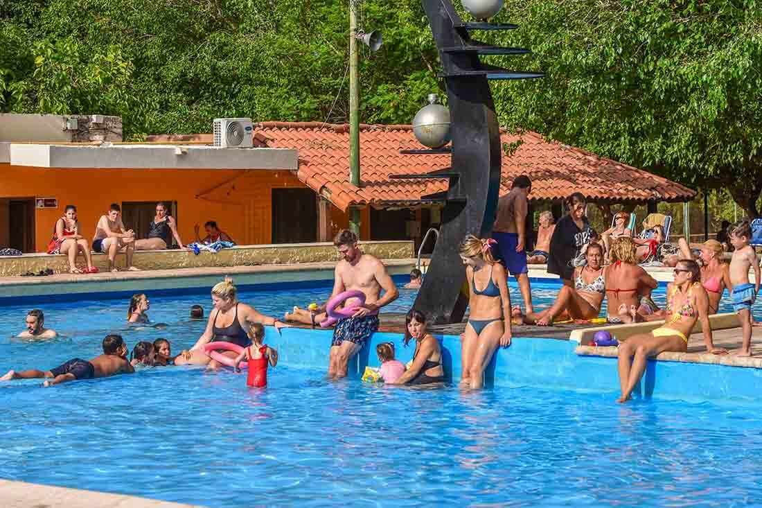 La ola de calor hace que familias enteras disfruten de la pileta y de los clubes. Foto: Mariana Villa