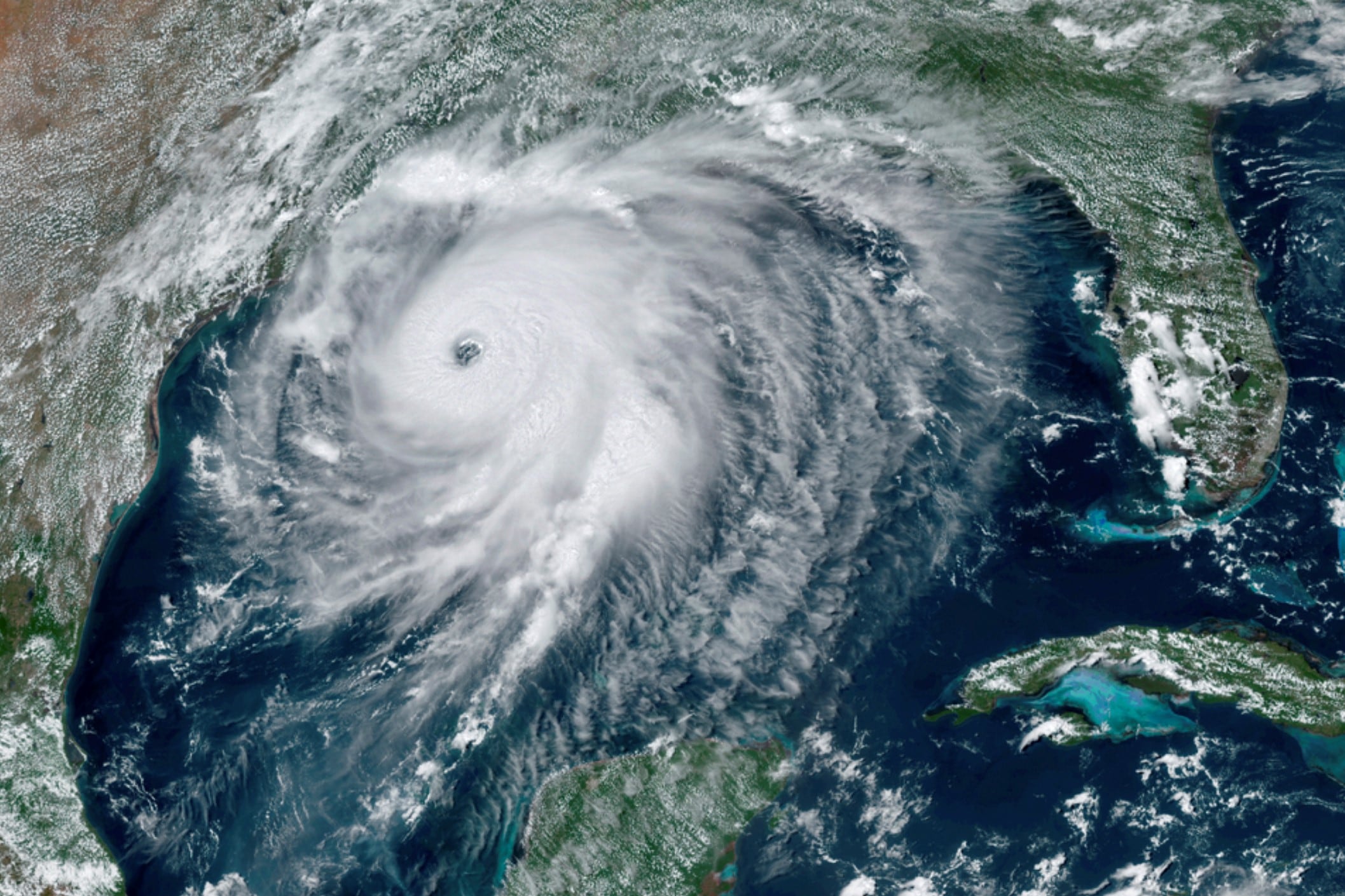 El huracán Laura avanza hacia las costas de Texas y Louisiana en una imagen del satélite GOES-East de la Administración Nacional Oceánica y Atmosférica (NOAA)