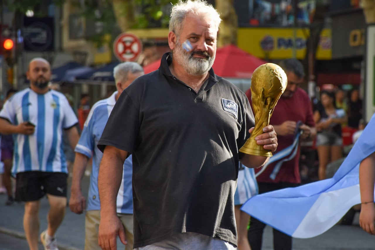 Argentina ya esta en cuarto de final y Mendoza lo festejo así. 
Foto: Mariana Villa / Los Andes