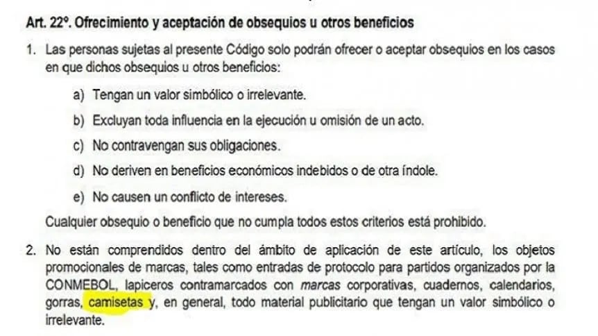 Qué dice el reglamento sobre la "costumbre" de Boca de regalar camisetas a los árbitros. / Gentileza.