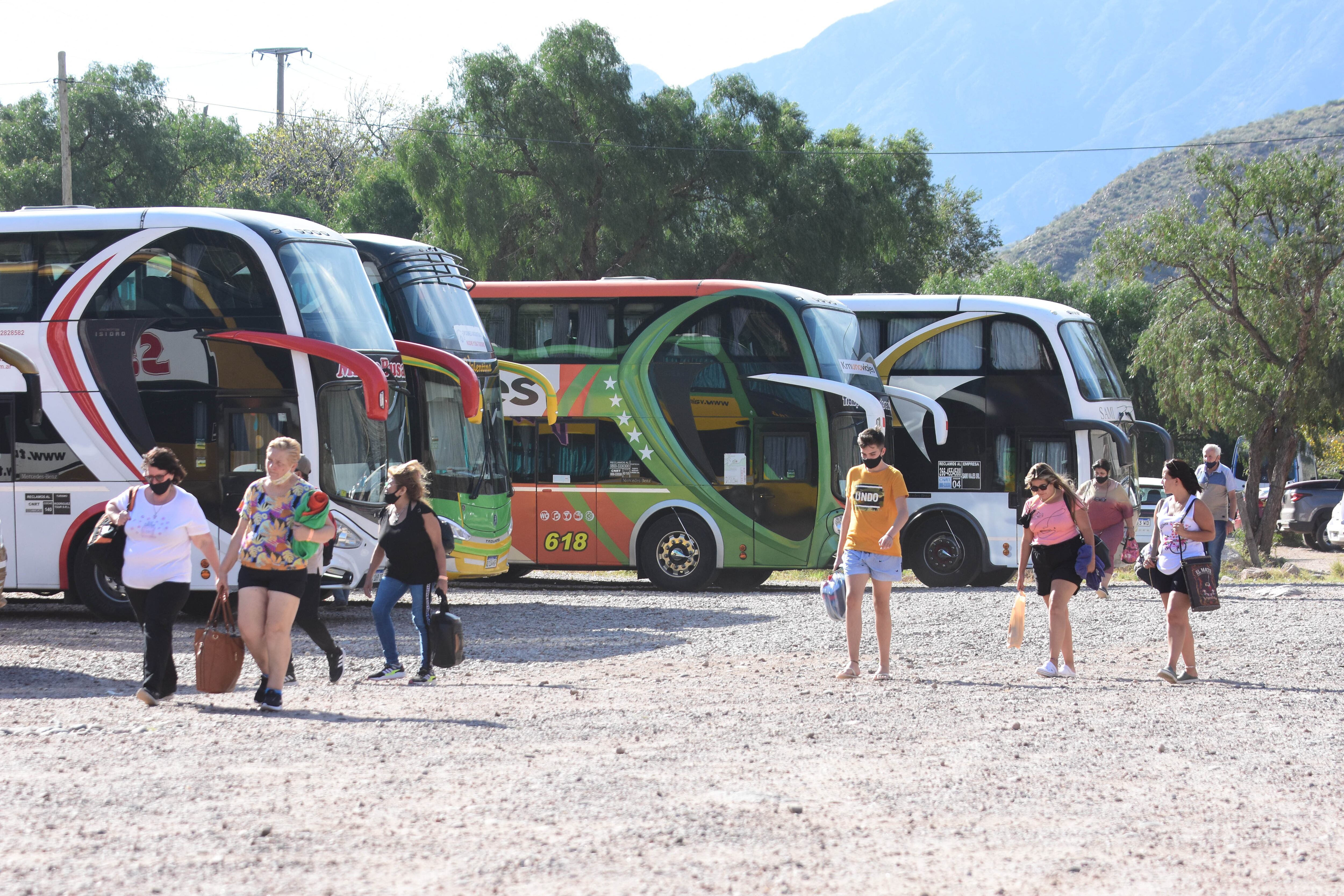 Decenas de colectivos estacionados en la playa de Cacheuta habían llegado con turistas atraídos por las termas.
