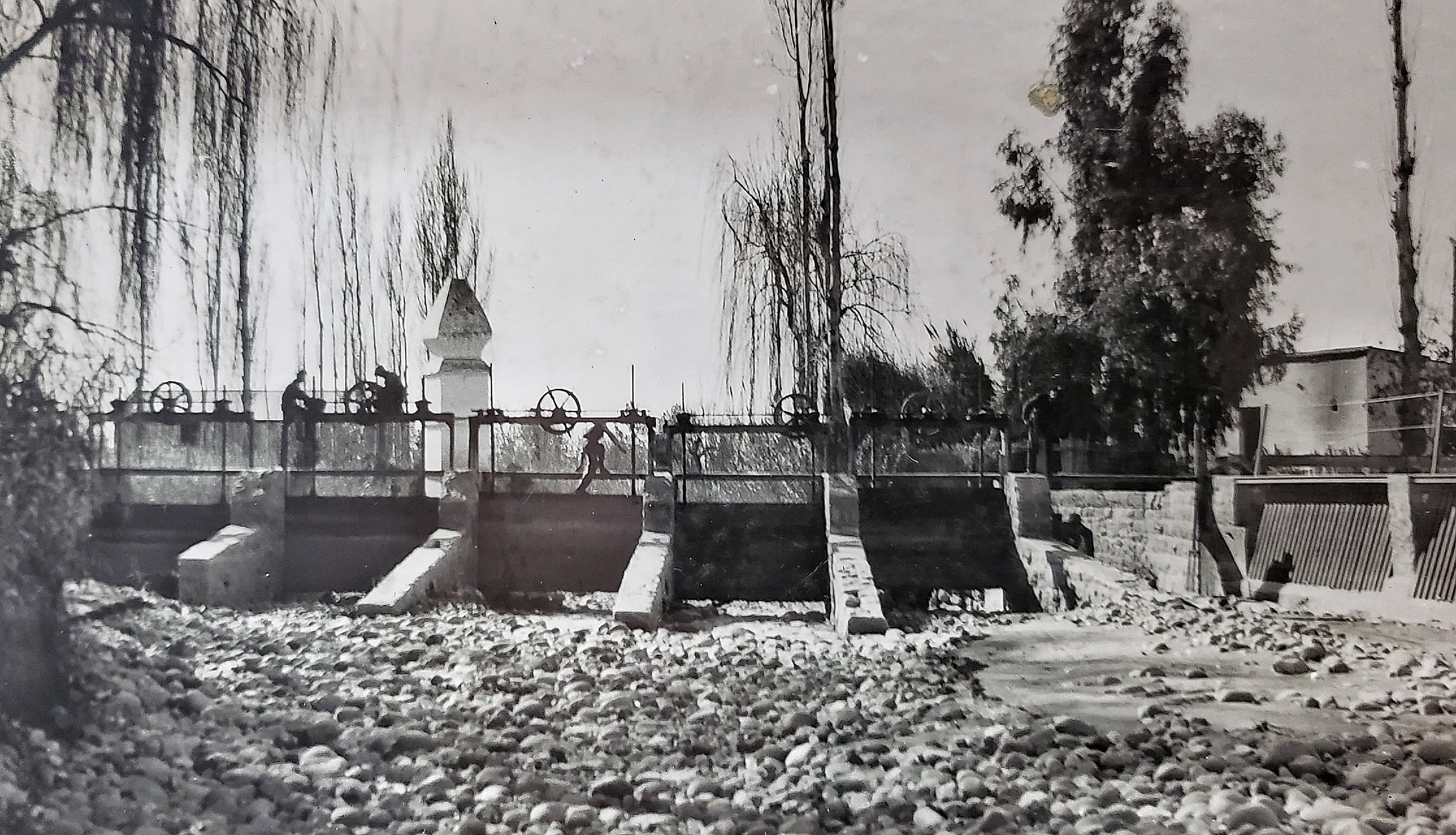 
“Pilar de Sobremonte”, construído para dividir las aguas en el canal Cacique Guaymallén. Foto del albúm institucional del Departamento General de Irrigación 1947