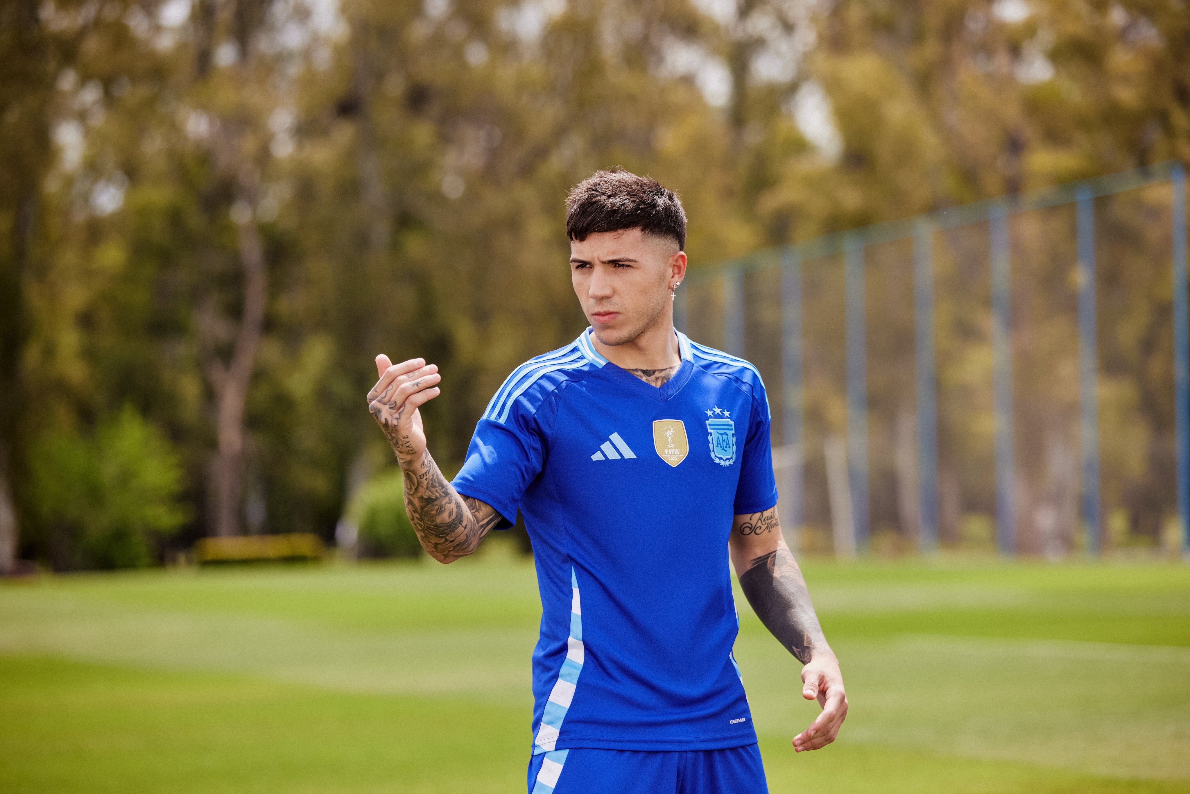 Enzo Fernández con la nueva camiseta de la Selección Argentina