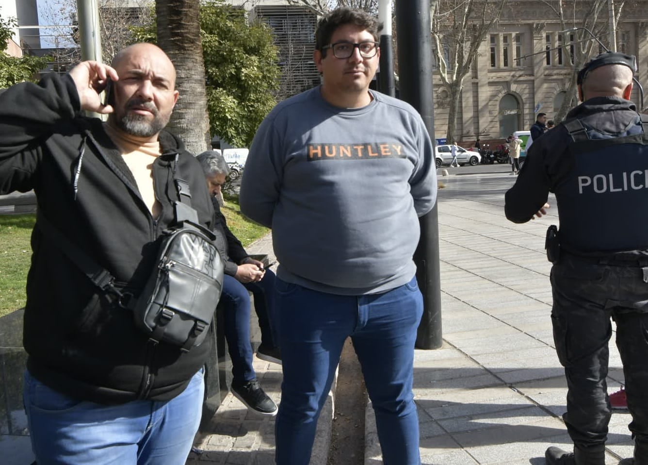 Inspectores de la municipalidad esperaban por gente de la organización para comunicarles que debían contar con permisos que no fueron gestionados y proceder al decomiso de los orbes (Orlando Pelichotti / Los Andes)