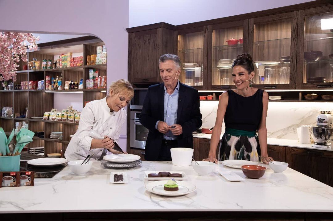 Mauricio Macri visitó a Juanita Viale y ¡se llevó una porción de postre a su casa!