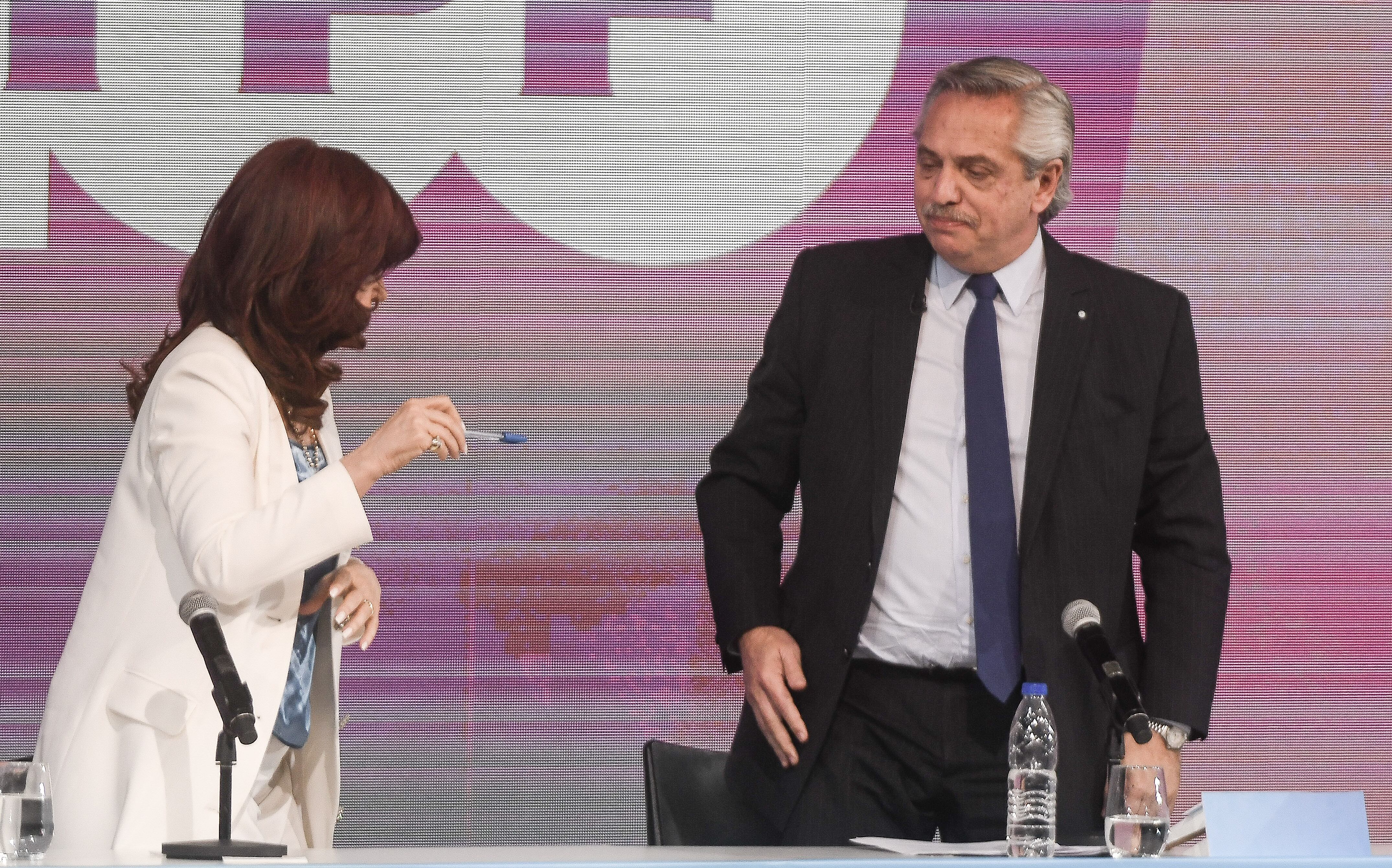 Cristina Fernández De Kirchner entregándola la lapicera a Alberto Fernández durante el acto por los 100 años de YPF. Foto: Federico Lopez Claro