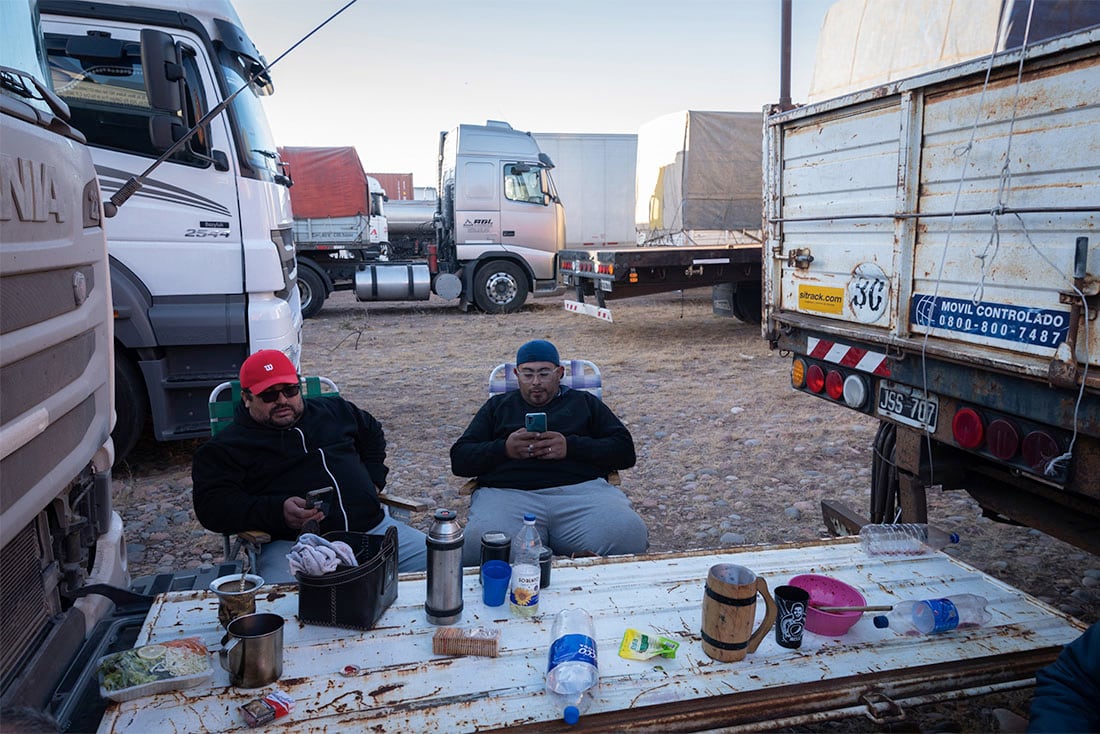 Ruta 40 y Ruta 7 Luján de Cuyo. Transportistas esperan la habilitación del cruce internacional luego de 11 días de espera. 

Foto: Ignacio Blanco / Los Andes  