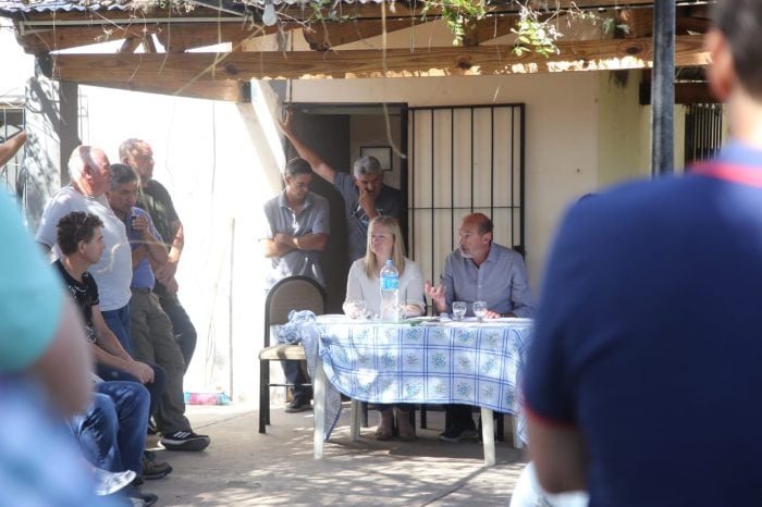 El ministro Vargas Arizu y la vicegobernadora Hebe Casado anunciaron beneficios económicos a productores sureños afectados por tormentas. Foto prensa Gobierno de Mendoza.