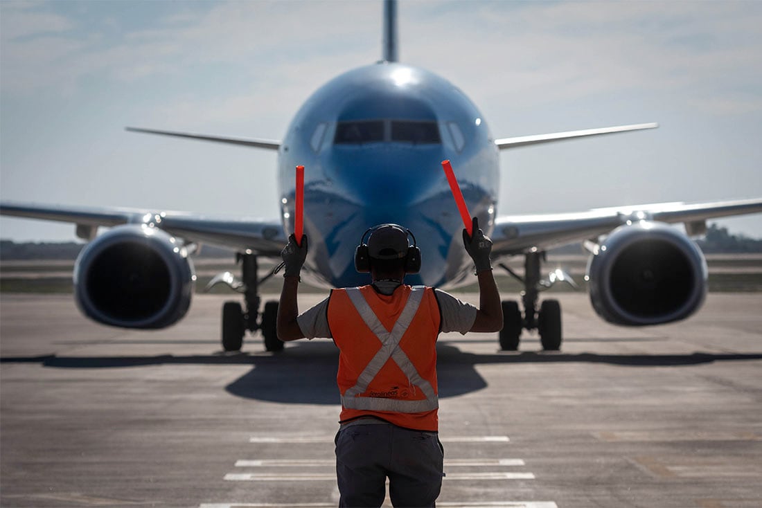 Se vienen las vacaciones de invierno y miles de personas saldrán de Argentina para descansar. El 91,2% lo hará por Buenos Aires; el 4,8%, por Córdoba; el 2,5%, por Mendoza; y el resto por otros aeropuertos internacionales. Foto: Ignacio Blanco / Los Andes