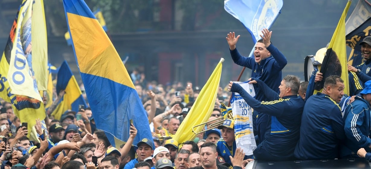 Una multitud acompañó a Juan Riquelme en el banderazo que se hizo en los alrededores de La Bombonera. / Genitleza.