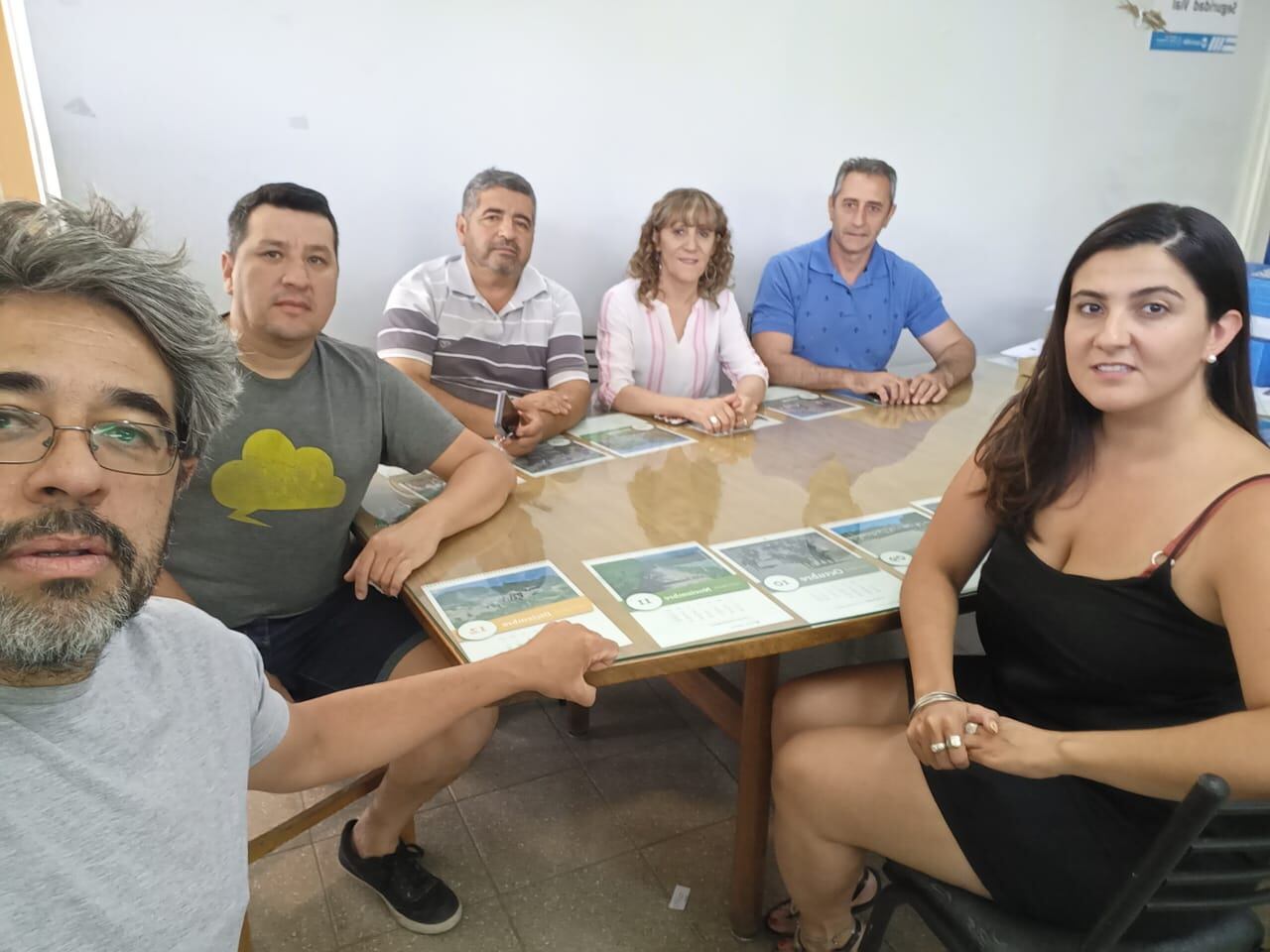 Silvia Cornejo, presidenta de la UCR en San Carlos junto a Rolando Scanio, intendente del departamento y concejales en la reunión del 8 de enero.