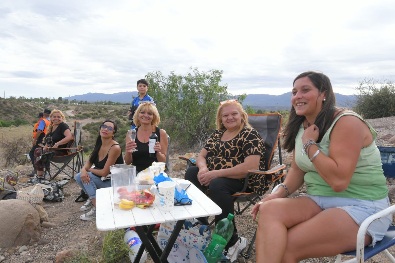 La Familia Zanni con las copas de vino listas en la previa de la Vendimia de los Cerros 2024. Foto: Marcelo Rolland / Los Andes