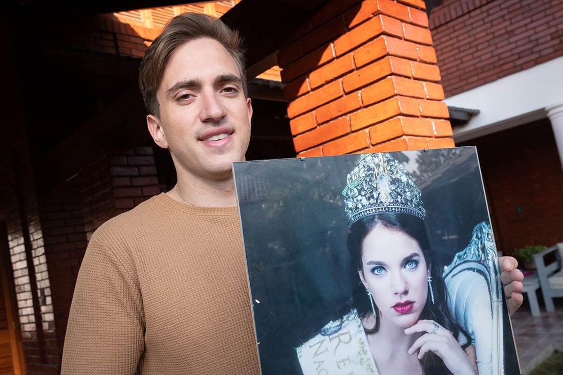 La reina nacional de la Vendimia de mandato cumplido 2016 Giuliana Lucoski sigue mejorando y evidencia grandes avances en su estado de salud. Su hermano Nicolás Lucoski la acompaña todos los días en la puerta del hospital. Foto: Ignacio Blanco / Los Andes