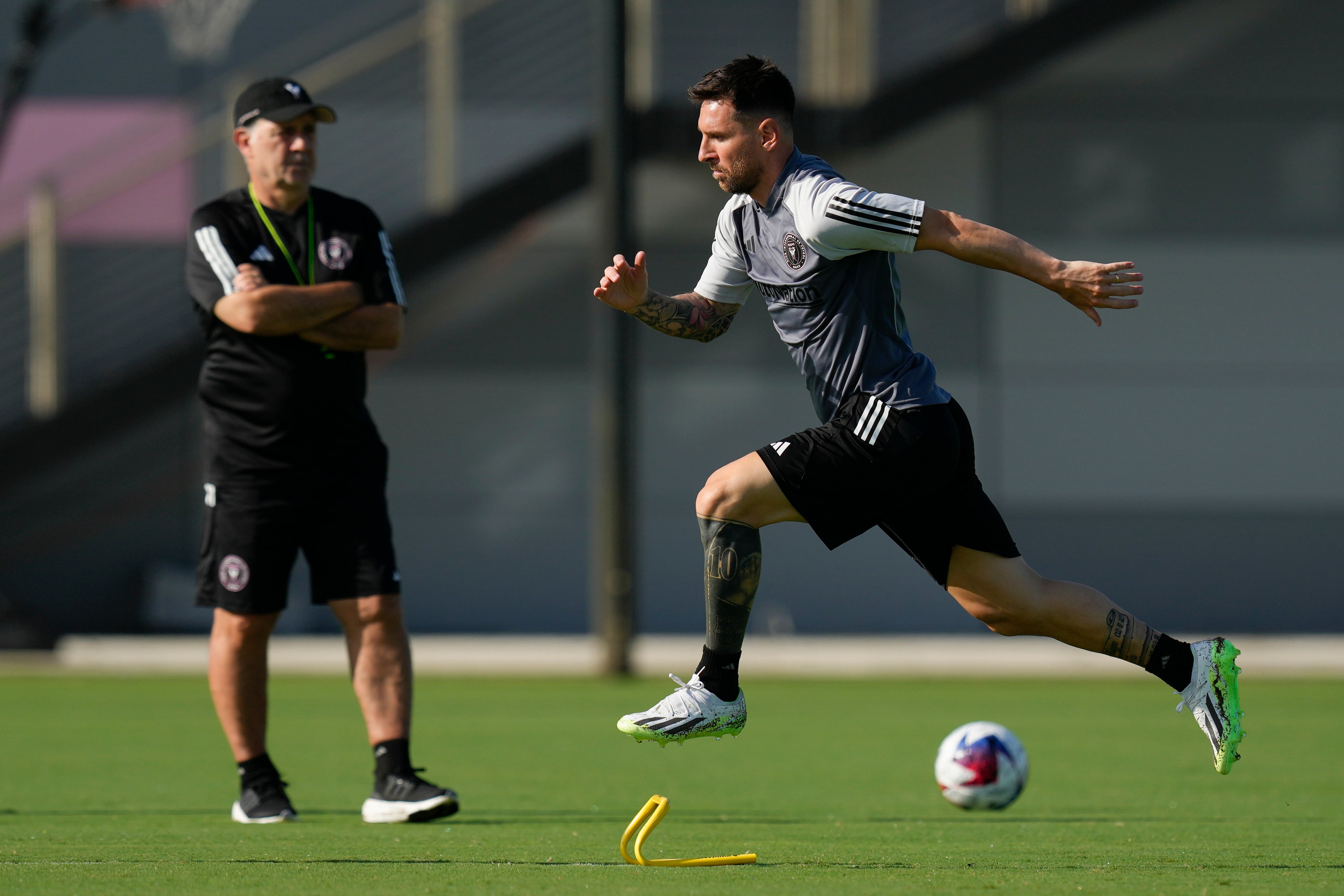 Lionel Messi participa en un entrenamiento del Inter Miami ante la mirada del técnico Gerardo Martino. (AP Foto/Rebecca Blackwell)