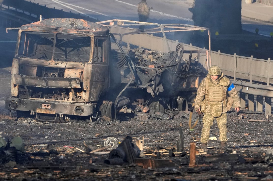 Soldados ucranianos en medio de un camión militar quemado, en Kiev. (AP/Efrem Lukatsky)