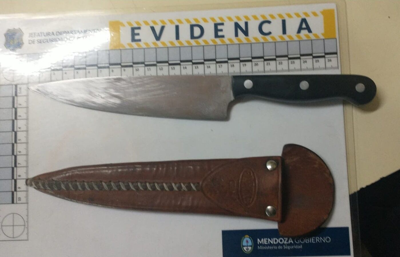 El cuchillo secuestrado al hombre que intentó atacar a su expareja en Ciudad - Prensa Ministerio de Seguridad 