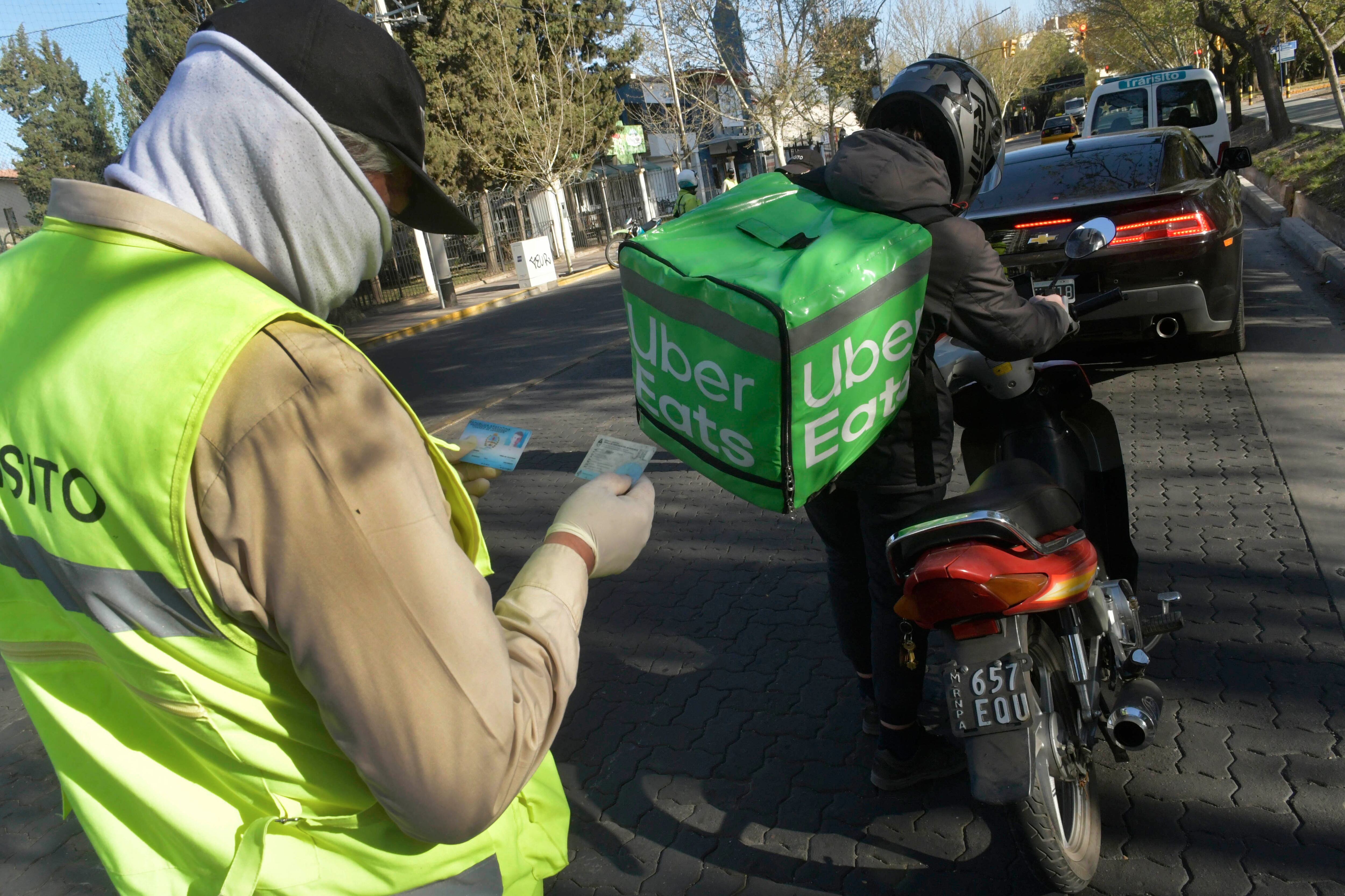 Controles de DNI y permisos para circular en diferentes calles de Mendoza.