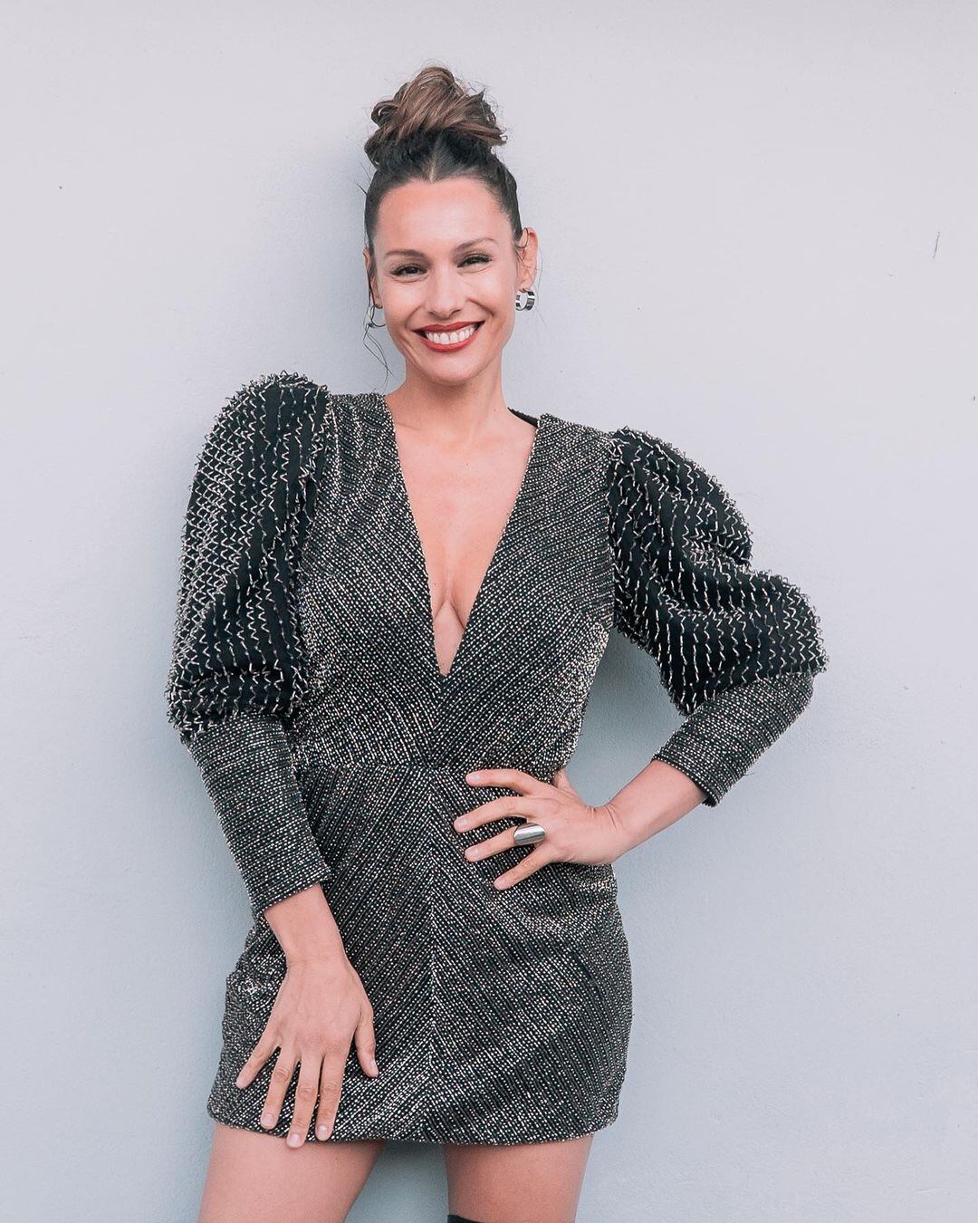 Pampita posó con un vestido gris con escote en v, espalda al aire libre hasta la cintura y mangas abullonadas para "El hotel de los famosos".