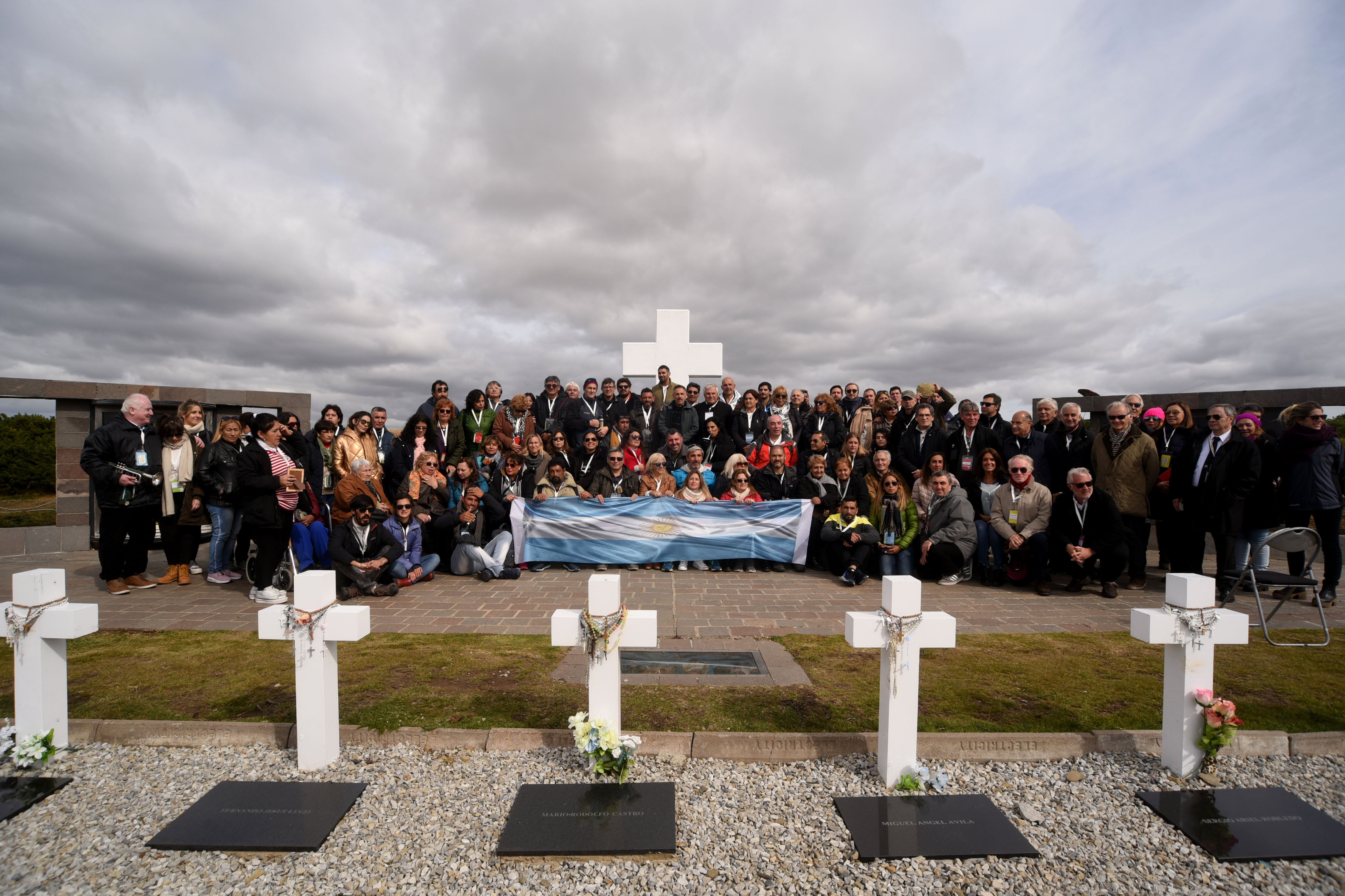 Foto del viaje realizado en 2019 de miembros de la Comisión de Familiares de Caídos en Malvinas, Cancillería, excombatientes, artistas, periodistas y fotógrafo, a las Islas Malvinas. Gentileza: Gerardo Gómez, ex fotógrafo de Los Andes.