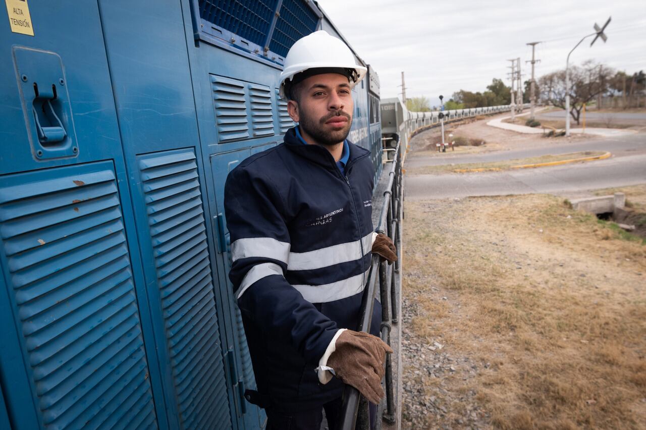 El ferroviario Franco Méndez, Jefe de tren y ayudante de conductor en la formación del Belgrano Cargas. Foto: Ignacio Blanco / Los Andes


