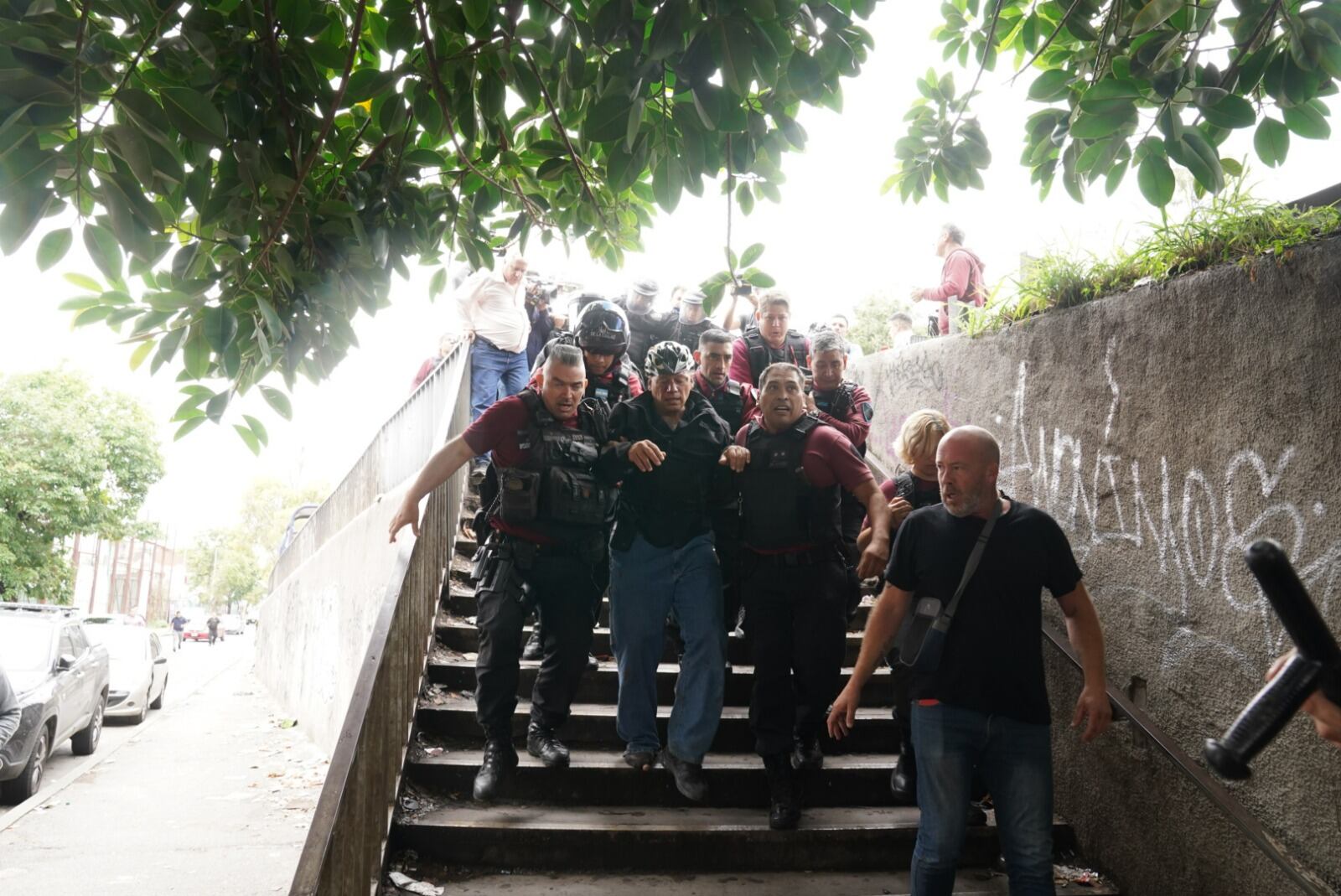 Así evacuaban a Sergio Berni tras el ataque a golpes en la protesta por el crimen del colectivero (Foto: Maxi Failla / Clarín)