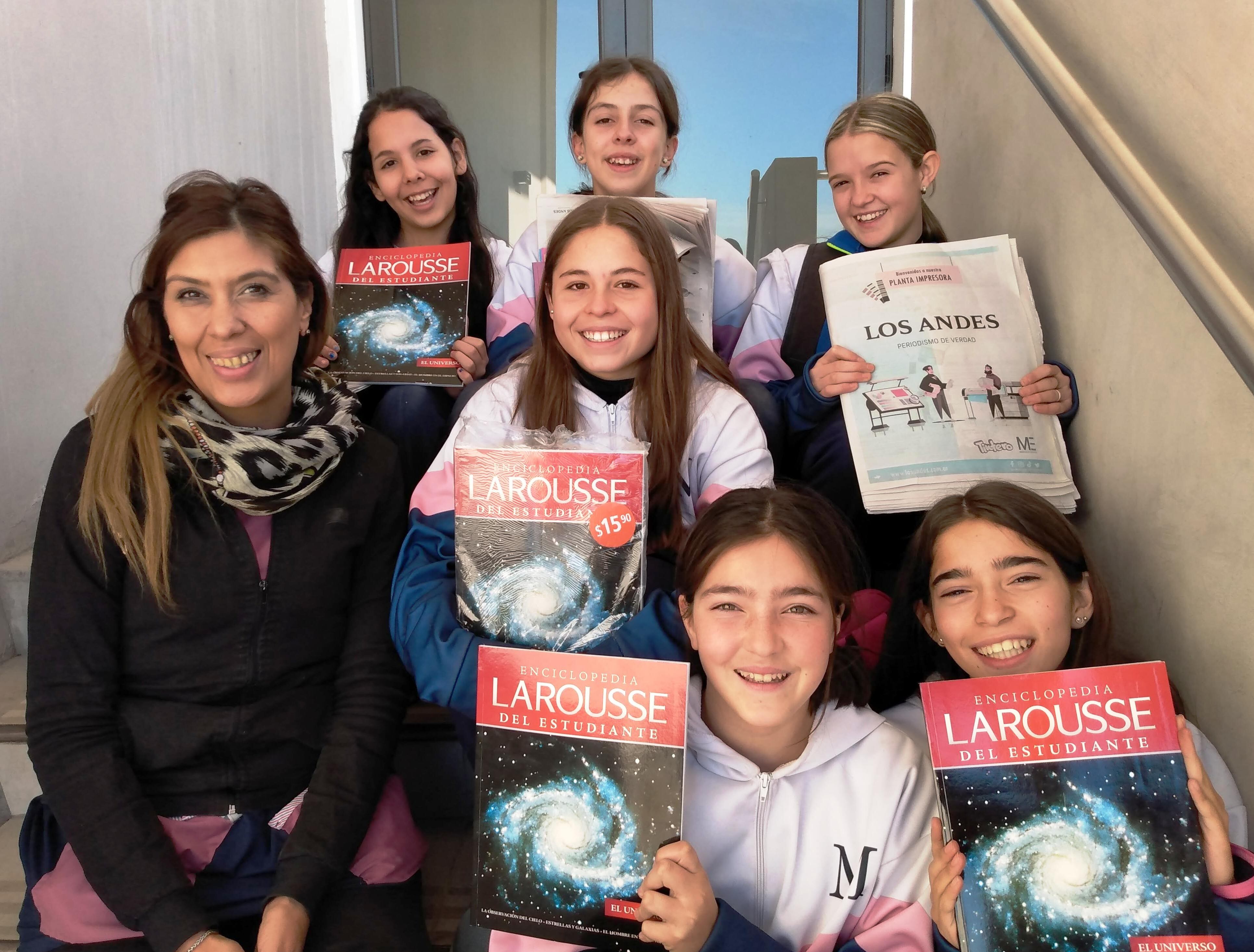 Jimena, Sofía, Lucrecia, Chiara, Macarena, Antonella, acompañadas por Romina Ramírez, su docente.

