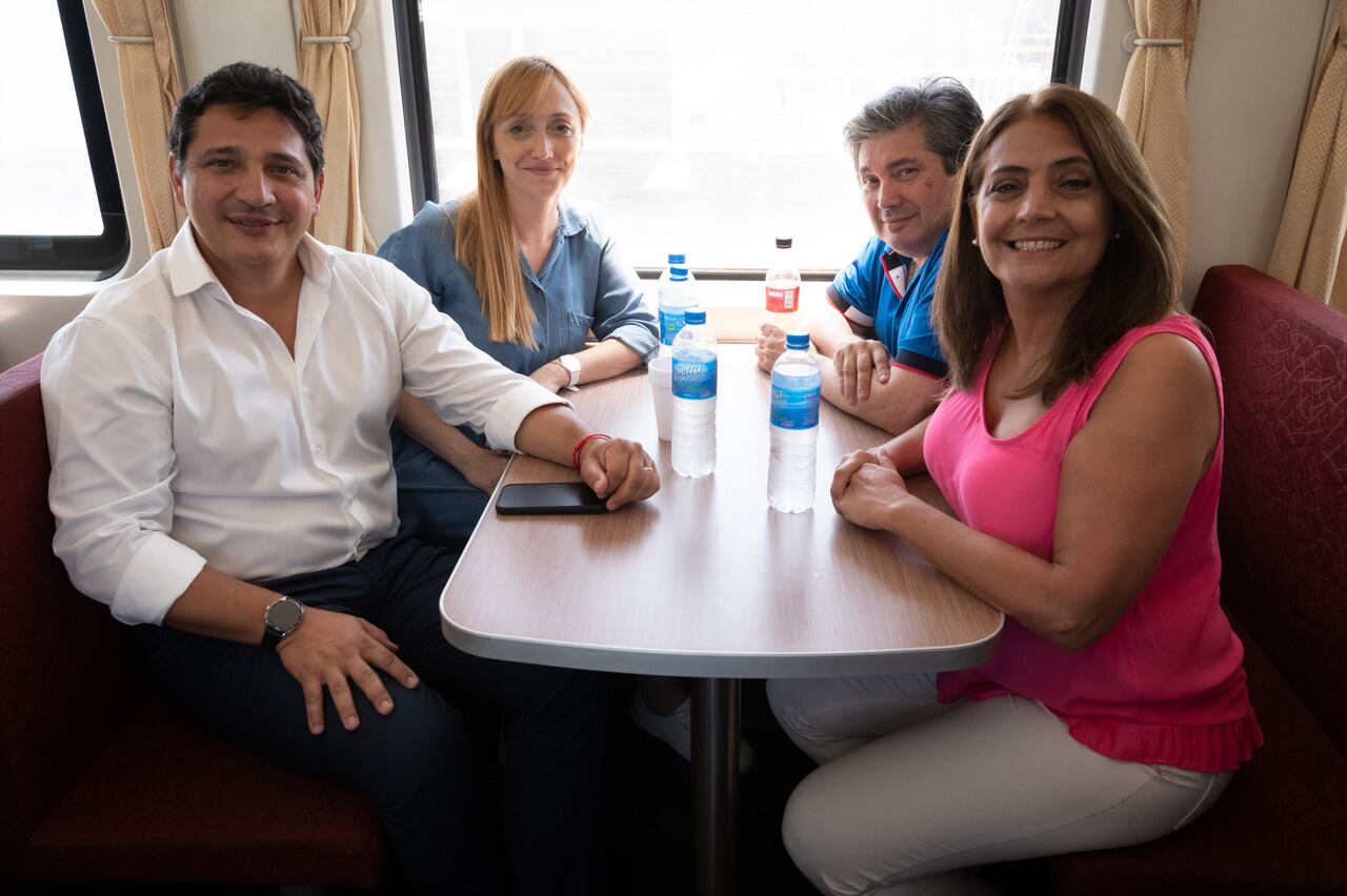 Pura emoción, así llegó a Mendoza el primer tren de pasajeros en casi 30 años
Este miércoles y ante los aplausos y la alegría de vecinos de San Martín, el tren de pasajeros volvió a transitar por las vías mendocinas. Tras 36 horas de viaje desde Retiro, una formación ferroviaria volvió a transitar desde el 10 de marzo de 1993.
Martin Marinucci junto a Anabel Fernandez Sagasti.
Foto: Ignacio Blanco / Los Andes  