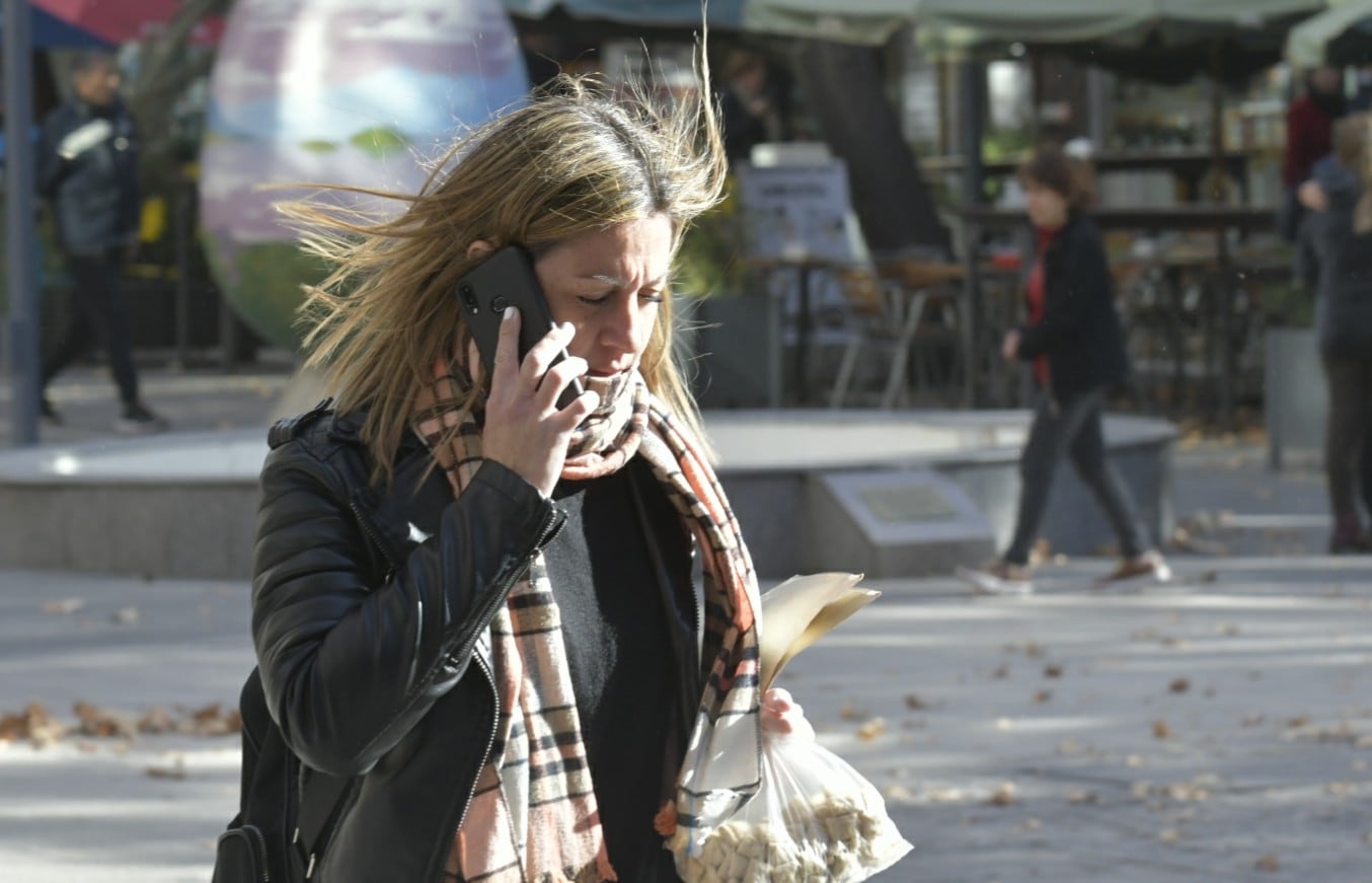 Comenzó a bajara el viento Zonda en la ciudad de Mendoza. Foto: Orlando Pelichotti / Los Andes