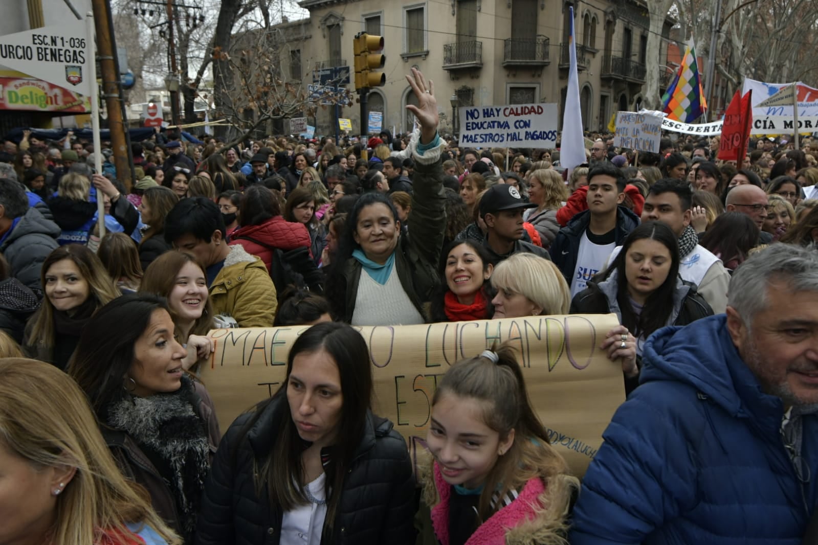 Mañana de reclamos en el centro mendocino: el detalle de las calles cortadas y por dónde va la marcha. Foto: Orlando Pelichotti / Los Andes.