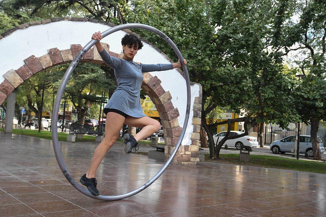 Lolot y su rueda Cyr fusionan acrobacia con la danza. Foto: Marcelo Rolland / Los Andes