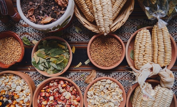 Entre las ofrendas se cuentan el maiz y las hojas de coca