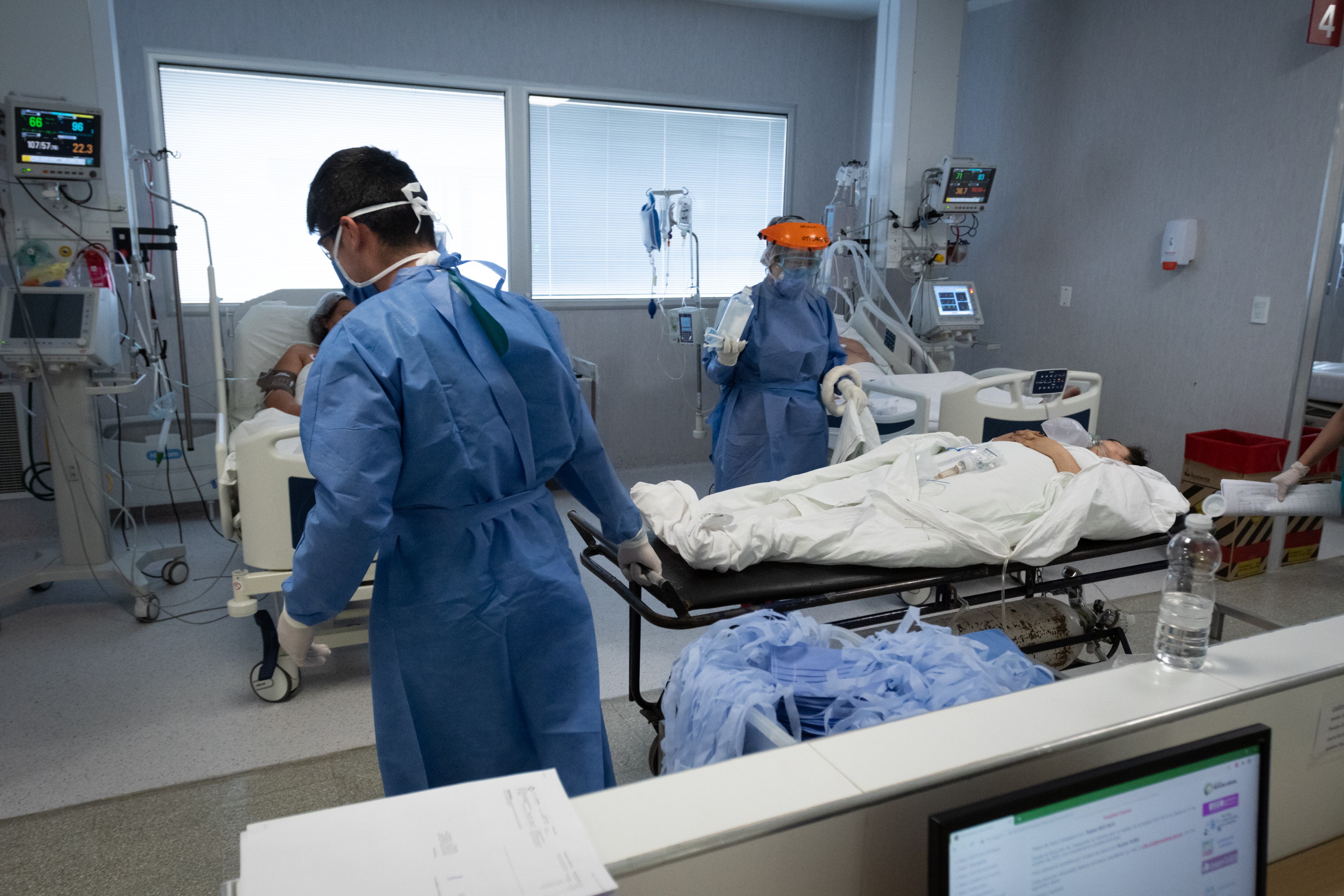 Las Unidades de Terapia Intensiva del Hospital Central funcionan a pleno por la pandemia. Y sus trabajadores están ahí, en la primera línea, dando respuestas.