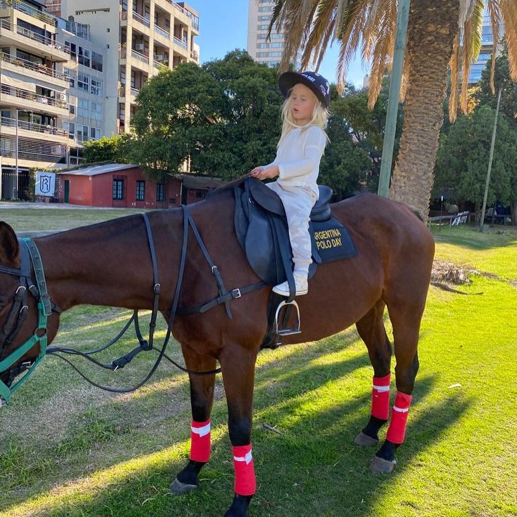 Matilda, la hija de Luciana Salazar, debutó en su primera práctica de polo