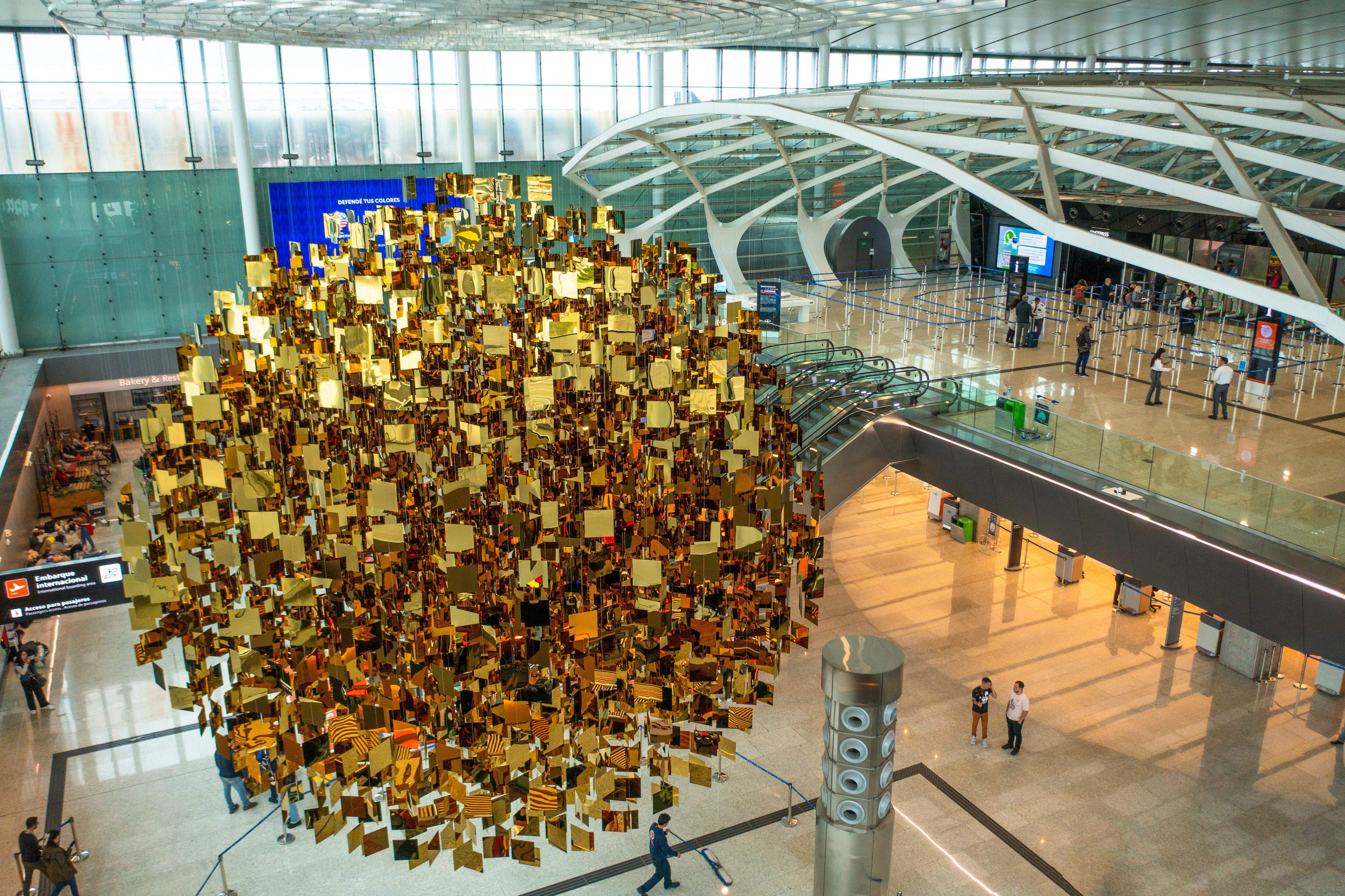 Montaje de la nueva obra de Julio Le Parc dentro de la Nueva Terminal del Aeropuerto de Ezeiza. El montaje estuvo a cargo de su hijo Yamile Leparc. 
25 de abril de 2024